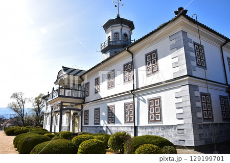 松本市　旧開智学校と散策路と青空 129199701