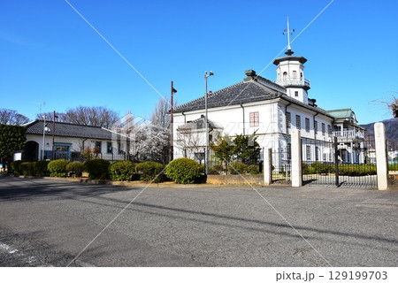 松本市 旧開智学校と散策路と青空 松本市 旧開智学校と散策路と青空 129199703