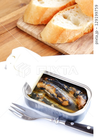 オイルサーディンとバゲット - イワシをオリーブオイルに漬けたオイルサーディンと、焼きたてのバゲット オイルサーディンとバゲット - イワシをオリーブオイルに漬けたオイルサーディンと、焼きたてのバゲット 129199759