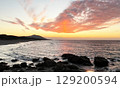 ある海の夕日 129200594