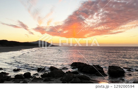 ある海の夕日 129200594