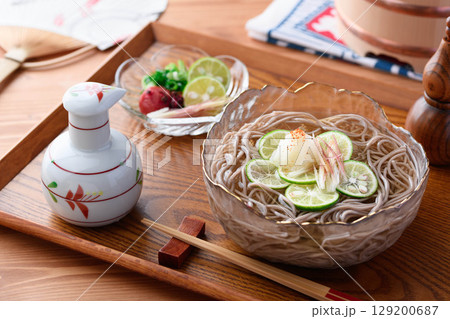 すだち香る冷やし蕎麦 夏にぴったりの涼やかな和食ランチ・広告向けイメージ 129200687