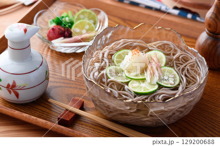すだち香る冷やし蕎麦 夏にぴったりの涼やかな和食ランチ・広告向けイメージ 129200688