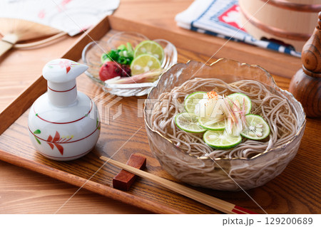 すだち香る冷やし蕎麦 夏にぴったりの涼やかな和食ランチ・広告向けイメージ すだち香る冷やし蕎麦 夏にぴったりの涼やかな和食ランチ・広告向けイメージ 129200689