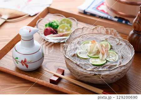 すだち香る冷やし蕎麦 夏にぴったりの涼やかな和食ランチ・広告向けイメージ すだち香る冷やし蕎麦 夏にぴったりの涼やかな和食ランチ・広告向けイメージ 129200690
