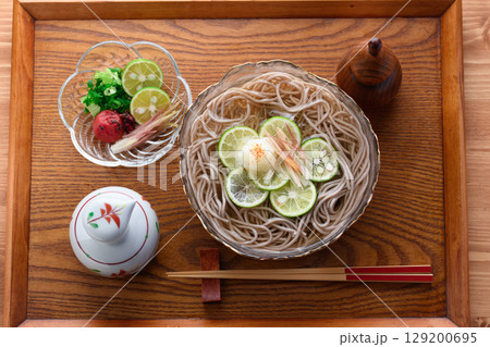 すだち香る冷やし蕎麦 夏にぴったりの涼やかな和食ランチ・広告向けイメージ 129200695