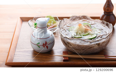 すだち香る冷やし蕎麦 夏にぴったりの涼やかな和食ランチ・広告向けイメージ すだち香る冷やし蕎麦 夏にぴったりの涼やかな和食ランチ・広告向けイメージ 129200696