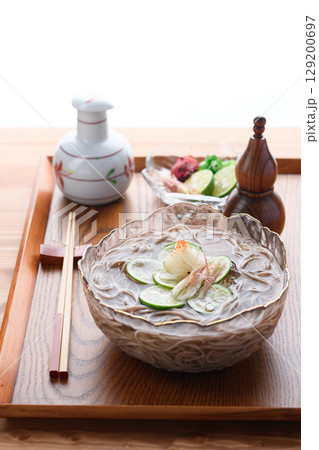 すだち香る冷やし蕎麦 夏にぴったりの涼やかな和食ランチ・広告向けイメージ 129200697