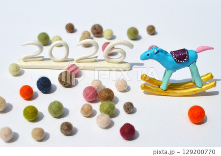 紙粘土の木馬とフェルトボールの年賀素材　 129200770