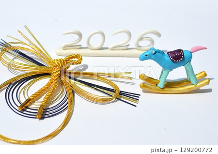 紙粘土の木馬と水引飾りの年賀素材 紙粘土の木馬と水引飾りの年賀素材 129200772