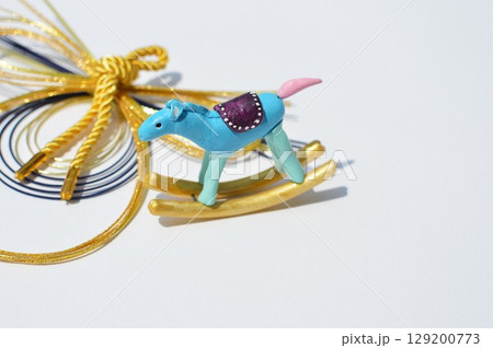 紙粘土の木馬と水引飾りの年賀素材 紙粘土の木馬と水引飾りの年賀素材 129200773