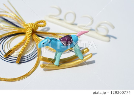 紙粘土の木馬と水引飾りの年賀素材　 129200774