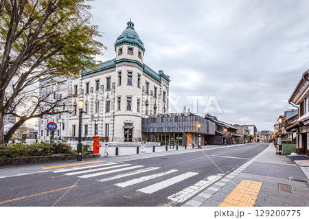 りそなコエドテラスが建つ早朝の川越一番街風景 129200775