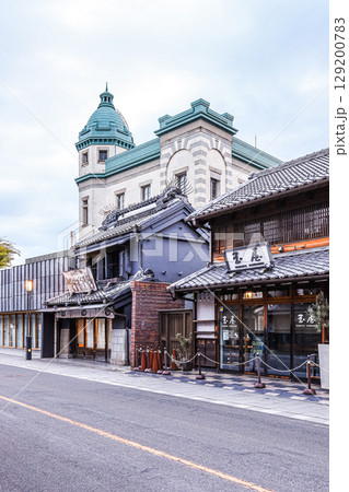 レトロな和洋の建物が建つ早朝の川越一番街風景 129200783