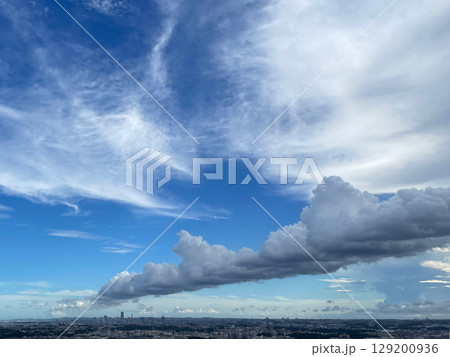 川崎市上空に広がる巻雲の下に長く伸びる積雲列 川崎市上空に広がる巻雲の下に長く伸びる積雲列 129200936
