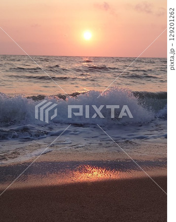 海に沈む夕日 129201262