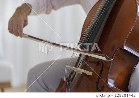 チェロを弾くシニア男性 129201443