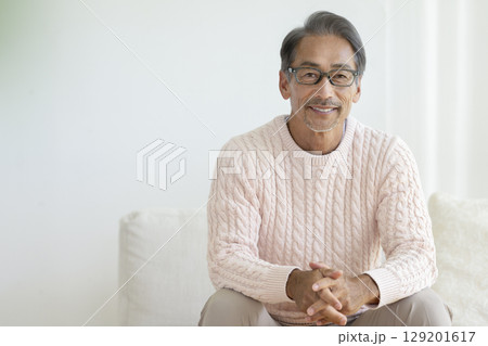 カメラ目線で笑顔の60代の男性 129201617