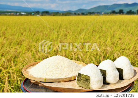秋の田んぼと新米のおにぎり 秋の田んぼと新米のおにぎり 129201739