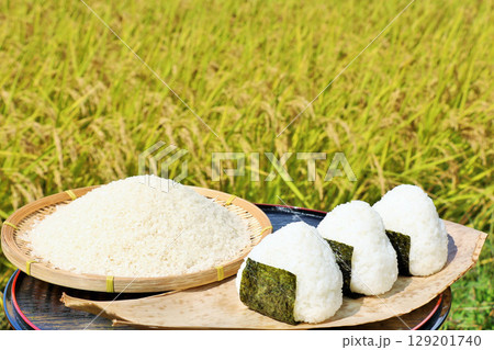 秋の田んぼと新米のおにぎり 秋の田んぼと新米のおにぎり 129201740