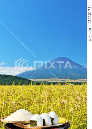 秋の田んぼと新米のおにぎり　そして富士山 129201754