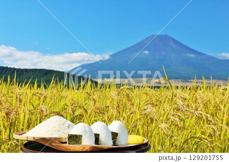 秋の田んぼと新米のおにぎり　そして富士山 129201755