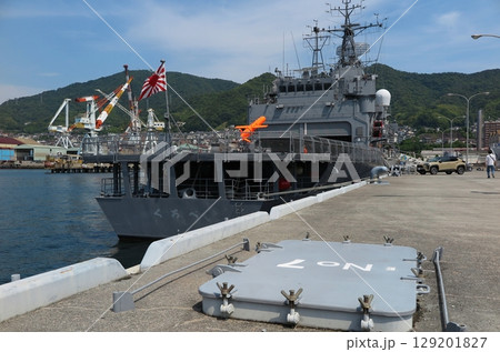 呉基地の桟橋に係留中の訓練支援艦：ATS-4202「くろべ」 129201827