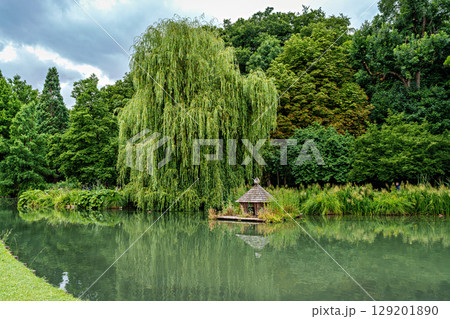 The Botanical Garden of Augsburg in Germany with garden pathes and topiary boxwood bushes on green meadows 129201890