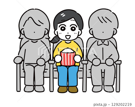 映画館で映画を一人で観ている笑顔の女性 129202219