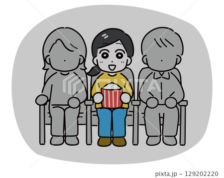 映画館で映画を一人で観ている笑顔の女性 129202220
