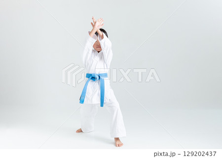 空手をする子ども 129202437