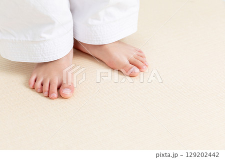 空手の道着をきた子どもの足元 空手の道着をきた子どもの足元 129202442