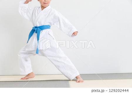 空手をする子ども 空手をする子ども 129202444