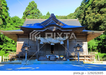 【島根県】隠岐の島の玉若酢命神社の拝殿（島後） 129202695
