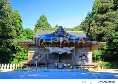 【島根県】隠岐の島の玉若酢命神社の拝殿(島後) 【島根県】隠岐の島の玉若酢命神社の拝殿(島後) 129202696