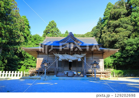 【島根県】隠岐の島の玉若酢命神社の拝殿(島後) 【島根県】隠岐の島の玉若酢命神社の拝殿(島後) 129202698
