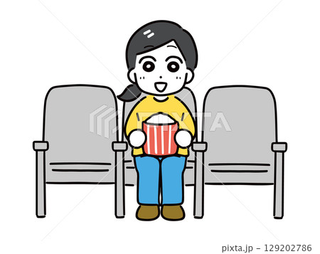 映画館で映画を一人で観ている笑顔の女性(両隣に客なし) 129202786