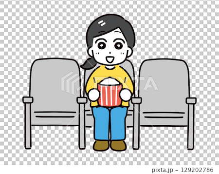 映画館で映画を一人で観ている笑顔の女性(両隣に客なし) 129202786