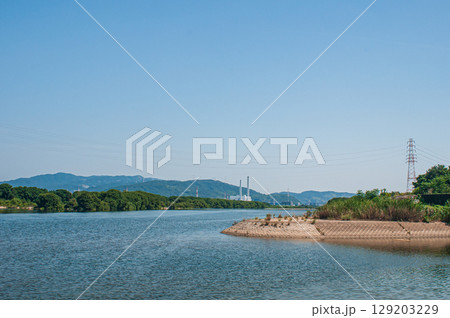 夏の淀川 淀川河川公園からの眺め 大阪府枚方市 夏の淀川 淀川河川公園からの眺め 大阪府枚方市 129203229