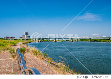 夏の淀川風景 枚方大橋方面の景観 大阪府枚方市 夏の淀川風景 枚方大橋方面の景観 大阪府枚方市 129203246