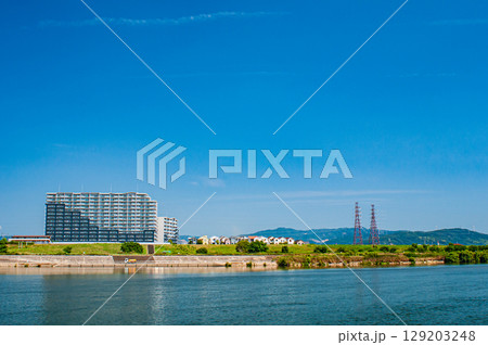 夏の淀川風景　淀川河川公園枚方地区から高槻市方面の景観　大阪府枚方市 129203248