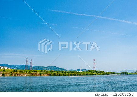 夏の淀川風景　淀川河川公園枚方地区から高槻市方面の景観　大阪府枚方市 129203250