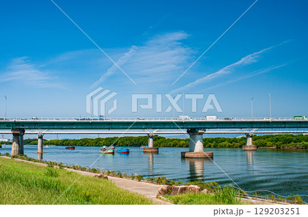 夏の淀川風景　枚方大橋の景観　大阪府枚方市 129203251