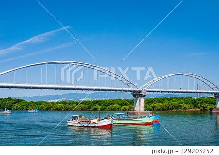 水管橋の下で砂利採取する作業船　大阪府枚方市 129203252