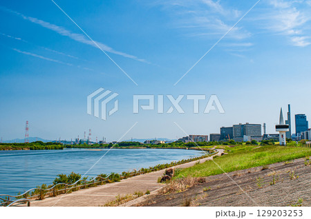 夏の淀川風景　淀川河川公園枚方地区からの景観　大阪府枚方市 129203253