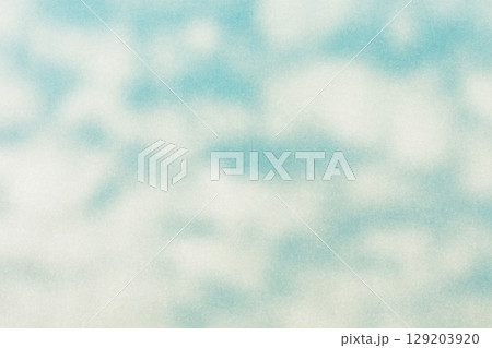 ざらざらの紙とぼやけた青空と雲の画像 ざらざらの紙とぼやけた青空と雲の画像 129203920