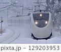 雪の北陸本線を行く特急サンダーバード 129203953
