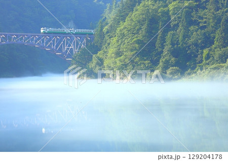 只見線　第一只見川橋梁とローカル列車 129204178