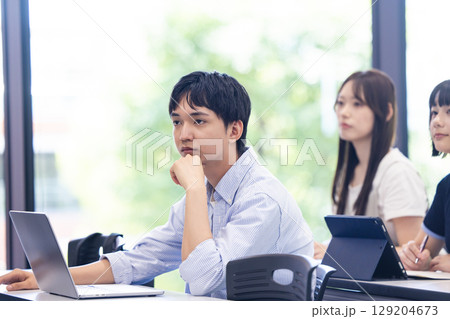 講義を受ける大学生 129204673