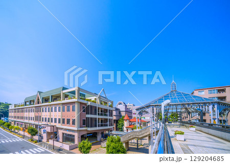 日本の横浜都市景観 横浜市営地下鉄 中川駅(東京都市大横浜キャンパス前)などを望む 129204685